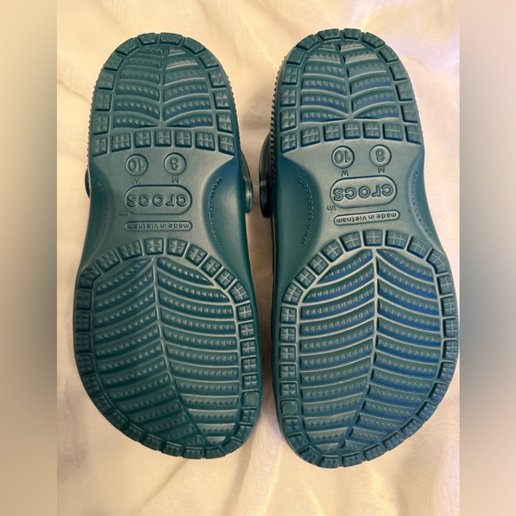 Women’s Green Crocs - Picture 8 of 9